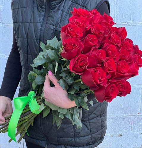 "Севилья"- букет из красных роз с доставкой по городу по Лаишево